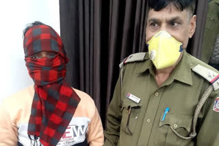 A team of PCR tourist patrolling van caught a robber in delhi
