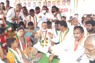 Komatireddy expressed solidarity with the Congress-led relay hunger strike in support of the road widening victims in Yadagirigutta