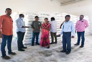 uriya guddan seal in Pollachi  யூரியா உர மூட்டைகள் பறிமுதல்  905 urea fertilizer bundles seized in Pollachi  905 urea fertilizer bundles seized  பொள்ளாச்சியில் 905 யூரியா உர மூட்டைகள் பறிமுதல்  பொள்ளாச்சி யூரியா உர மூட்டைகள் பறிமுதல்