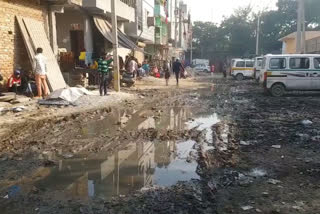residents of gautampuri facing problem of shabby road and overflow drainage