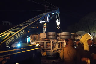 truck overturning in agra