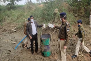 action on illegal liquor and demolished house of Kanjars in shivpuri