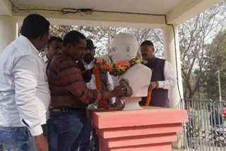 Health Minister clean statue of Rajiv Gandhi in Ghatshila