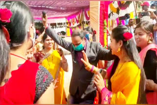 danced-to-tune-of-band-as-an-official-baraati-in-group-marriage-in-gariaband