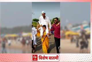 wife celebrated victory by lifting husband on her shoulder during palu gram panchayat election