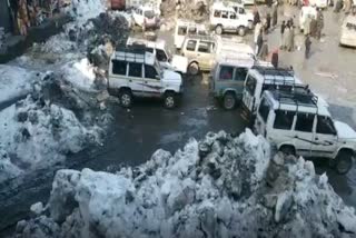 shopkeepers and drivers demands removal of snow from achcha bal bus stand