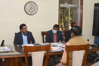 मुख्य सचिव निरंजन आर्य की बैठक, Meeting of Chief Secretary Niranjan Arya