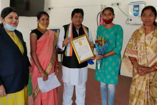 Varsha got the Golden Book of World Record certificate in raipur