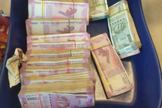 Kempegowda International Airport  money found in Kempegowda Airport washroom  Customs official throw 74 lakh in washroom  crimes in Karnataka  കെമ്പെഗൗഡ വിമാനത്താവളത്തിലെ ടോയ്‌ലറ്റിൽ നിന്ന് 74 ലക്ഷം രൂപ കണ്ടെത്തി  200 ഗ്രാം സ്വർണം