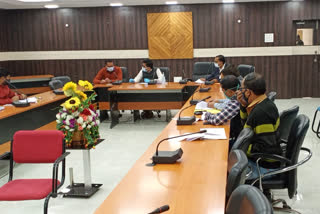 DC reviews ongoing development plans in jamshedpur