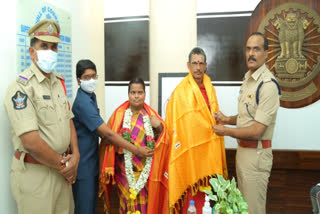guntur Urban SP honors temple priest couple in Guntur