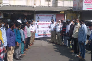 gopalapuram traffic inspeter was educated motorists on road safety