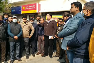 مردآباد: برخاست کیے گئے عارضی ملازمین کا احتجاج