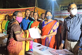 Distribution of compensation to landless people in yadadri by mla gongidi sunitha