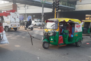 An accident occurred while carrying acid in an auto under Delhi Inderlok metro station