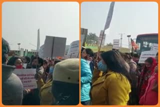 BJP Mahila Morcha protests at  Manish Sisodia residence in delhi