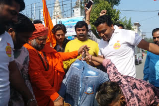 Effigy of saif ali khan burnt