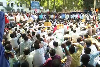 Under the auspices of the Telangana Electricity Employees Union, a protest was held in front of the SPDCL office in the Mint compound.