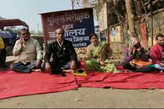 teachers along with family are staging a police station in dhanbad