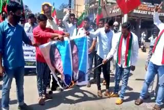 protest-in-chamarajanagar-against-journalist-arnab-goswami