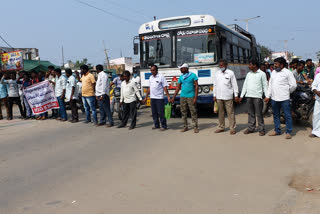 Farmers organized by Rastaroko at the main square of Manthani in Peddapalli district