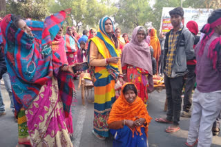 युवक की मौत के बाद प्रदर्श करते हुए परिजन