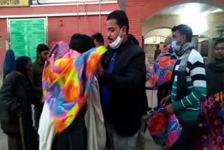 bjp workers distributed blankets in dholpur, जरूरतमंद लोगों को बांटे कंबल