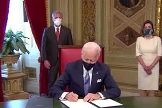 امریکہ کے  نئے صدر جو بائیڈن نئے احکامات پر دستخط کرتے ہوئے