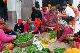 सेवा करते श्रद्धालु