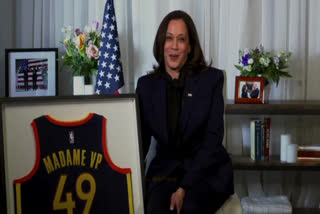 Steph Curry presents Kamala Harris with Warriors jersey ahead of inauguration