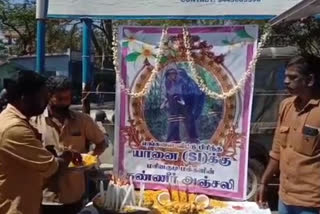 People paying homage to a dead elephant in Machinagudi