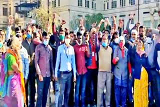 Contract workers working in hospitals, Contract workers in rajasthan, jaipur latest news, Complete work outs, मांगों को लेकर कार्य बहिष्कार