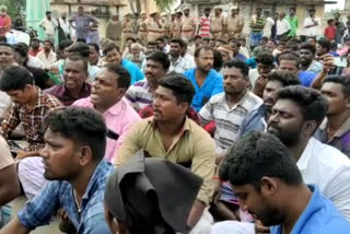 Kottaipattinam fishermen block road condemning the government