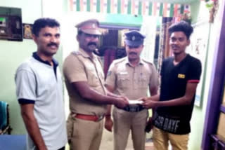 Praise to the youth handed over the money left in the ATM at the police station