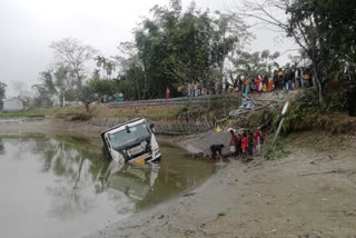 কলগাছিয়াত পথ দুৰ্ঘটনা: পুখুৰীত বাগৰিল অবৈধ বালি ভৰ্তি ডাম্পাৰ