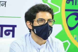 Aaditya Thackeray on Bahirji Naik's tomb