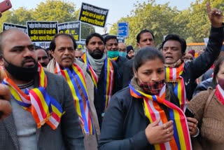 MLA Ravi Protest in front of DDA office in delhi