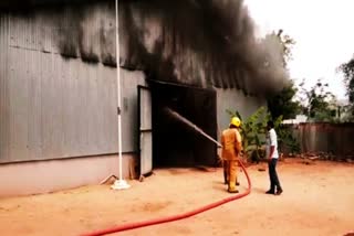 Fire breaks out at a furniture manufacturing godown in Coimbatore  கோவையில் பர்னிச்சர் தயாரிப்பு குடோனில் தீ விபத்து  பர்னிச்சர் தயாரிப்பு குடோனில் தீ விபத்து  பர்னிச்சர் தயாரிப்பு நிறுவனத்தில் தீ விபத்து  கோவை தீ விபத்து  Coimbatore Fire Accident  Fire Accident At Furniture Godown in Coimbatore