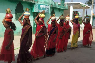 Muslim woman wearing saffron saree took out kalashyatra of Shriram in khairagarh rajnandgaon