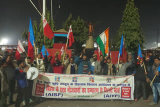 किसान आंदोलन में शामिल होने छात्रो का जत्था चंपारण के रास्ते दिल्ली रवाना