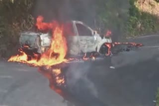 car cathes fire while running  ഓടിക്കൊണ്ടിരുന്ന കാർ കത്തി നശിച്ചു  കമ്പകക്കാനം  car cathes fire while running in idukki