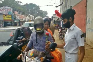 berhampur student distribute chocolate and rose to the Traffic rule violators