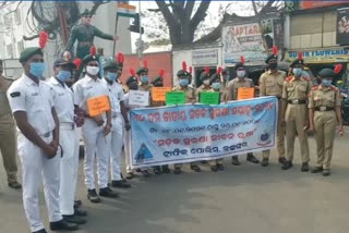 ncc cadets giving chocolate and roses to the traffic rule violaters in berhampur