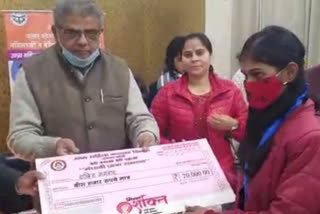 girl students honored in bareilly