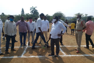 wardhannapet mla started district level cricket competitions in hasanparthi warangal urban