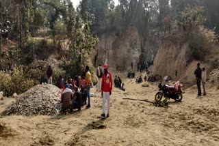 4 died in a accident during illegal mining