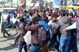 police-lathi-charged-on-panchayati-raj-contract-workers-in-ranchi