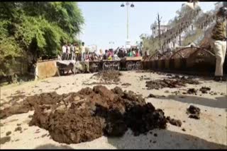 Cow dung vendors in Rajnandgaon stage protest demanding to resume a nearby cow dung procurement centre