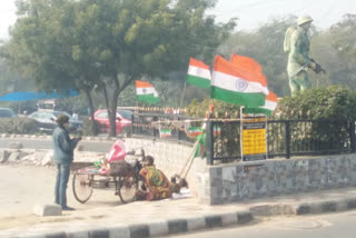 sale of indian flags started on road at dwarka ahead of republic day