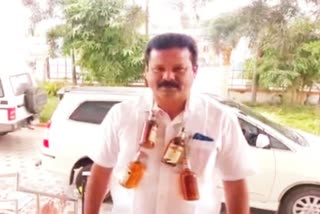 Tasmak issue news  ஊராட்சி ஒன்றிய குழு கூட்டம்  Panchayat Union Committee Meeting  Ward member wearing Liquor bottles in Tiruppur  Liquor bottles  மது பாட்டில்களை மாலையாக அணிந்து வந்த வார்டு உறுப்பினர்  வார்டு உறுப்பினர்